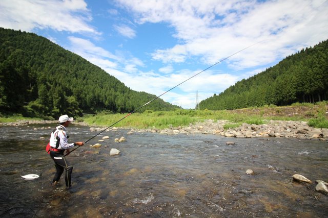 操作性抜群の鮎釣り竿、河川規模に合わせてマルチフレックスで遊び