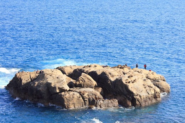 沖の小島や岩礁で釣りを楽しもう 天候次第で予定変更あり 瀬渡し船の予約方法から当日のイレギュラーな事態まで 瀬渡し体験の心得をお教えします