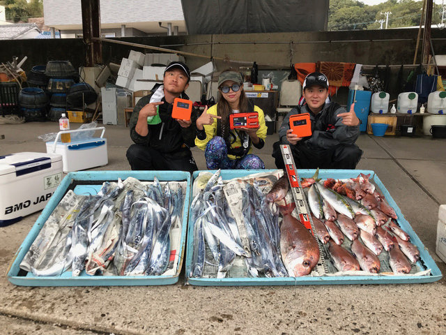 タチウオ爆釣 釣りガールがタチウオ釣りで青物もゲットで大興奮