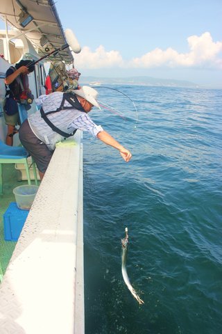 タチウオを釣る人の写真