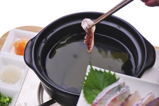 マダイを調理する様子