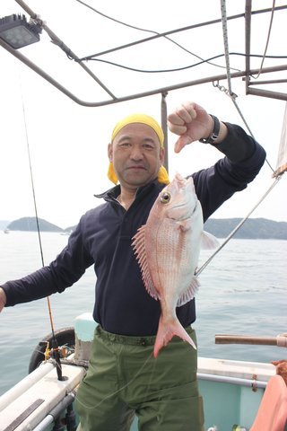 マダイと釣り人の写真