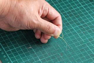 ラインを結ぶ手元の写真