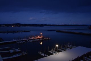 夜の堤防の写真