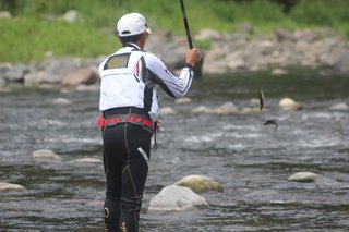 操作性抜群の鮎釣り竿、河川規模に合わせてマルチフレックスで遊び