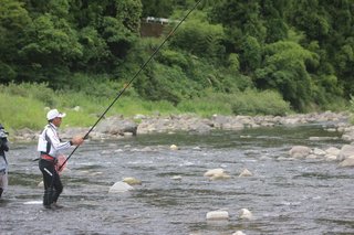 操作性抜群の鮎釣り竿、河川規模に合わせてマルチフレックスで遊び