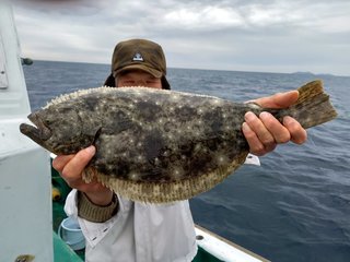 【釣果速報】57cmの良型出る！大型交じり食い順調のヒラメは和歌山県大南荘勝丸で狙いに行こう！