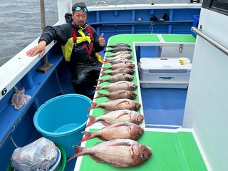 【釣果速報】神奈川県大松丸で良型マダイゲット＆竿頭12匹！活性上々で豪華なゲストが釣れる最高のシーズンに突入！