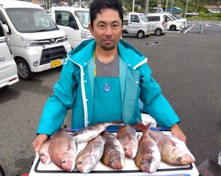 【釣果速報】神奈川県せどおと丸で1.8kgの良型マダイをゲット！ヒット多数な今がチャンス！