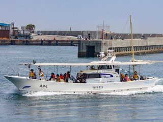 つり船有馬で瀬戸内海の人気者をゲット！屋根付きの広々としたデッキで 