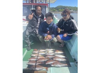 【釣果速報】風と波に揉まれながらも和歌山県淡隆丸で最大48cmの良型マダイをゲット！他マアジも釣れ、釣行は大充実！