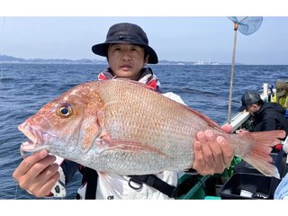 【釣果速報】これはめでタイ！神奈川県あまさけや丸で3.50kgのマダイゲット！あなたも自己記録＆ダービー更新を狙おう！