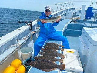 【釣果速報】1kgオーバーの良型ヒラメが同時＆連続ヒット！神奈川県五エム丸でヒラメのアタリを思う存分感じよう！