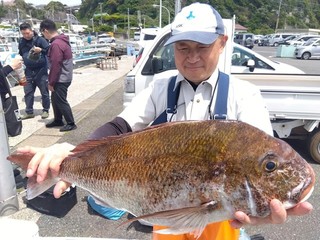 【釣果速報】神奈川県せどおと丸で3.0kgの大型マダイをキャッチ！チカメキントキのアタリも好調！人気者を一気にゲットできるリレー船が今、大人気！