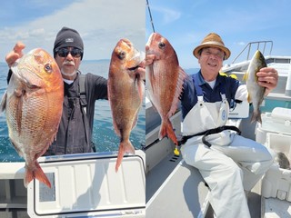 【釣果速報】メジナ・クロダイ・イサキ・マダイをゲット！いろいろな種類の大物に出会えちゃう神奈川県岩伊丸の釣行はいつも大人気！        