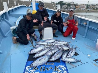 【釣果速報】神奈川県かねい丸でカツオ全員ゲット！2～6.5kgの一番おいしいサイズが釣れてます！青物狙うなら今スグの乗船がベスト！