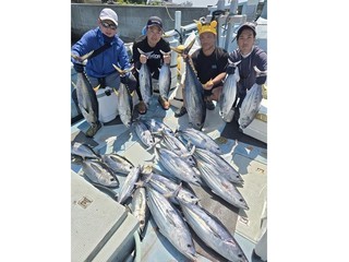 【釣果速報】神奈川県長助丸でカツオ・キメジが連続ヒット＆ダブルキャッチで好調！今後も期待大！
