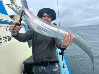 【釣果速報】神奈川県太田屋で125cmのドラゴンタチウオ釣れる！巨大肉厚タチウオを狙いたいならすぐ乗船してください！