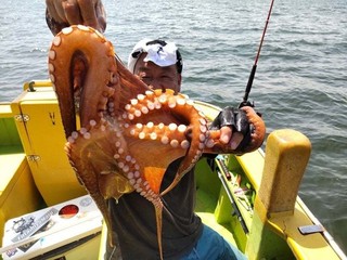 【釣果速報】神奈川県鴨下丸kawanaでダイナミックな1.7kgマダコをキャッチ！好調な今、良型を狙いに行こう！