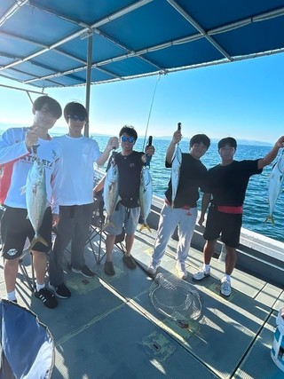 【釣果速報】兵庫県大成でハマチがテンポ良く上がる！船長がこれから乗船する人にアドバイスを伝授！活性上々で豪華なゲストが釣れる最高のシーズンに突入！