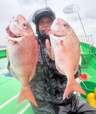 【釣果速報】神奈川県あまさけや丸で食べ頃サイズの良型1.6kgマダイ上がる！雨模様のなか多彩なゲストも見え釣行は大充実！