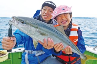 カンパチ、ワラサが乱舞　本命アジはドデカサイズも！