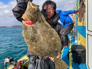 【釣果速報】千葉県太幸丸でヒラメ好調！5.00kgのどっしりサイズ上がる！ゲストも豪華でクーラーボックスが華やかに！