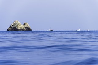 沖の小島や岩礁で釣りを楽しもう 天候次第で予定変更あり 瀬渡し船の予約方法から当日のイレギュラーな事態まで 瀬渡し体験の心得をお教えします