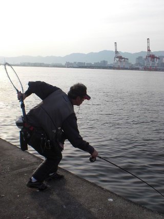 ヘチ釣りと目印釣りの使い分けをマスターしよう 目印の落とし方で喰い気を誘う クロダイ落し込み釣りに効果的な目印仕掛けのアドバイスを伝授します