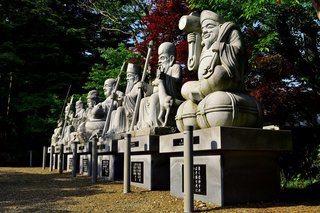実は釣りに縁が深い！？釣り竿を担いでタイを片手に持つ七福神のえびす