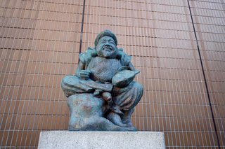 実は釣りに縁が深い！？釣り竿を担いでタイを片手に持つ七福神のえびす