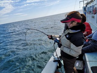 女性が釣りをしている写真