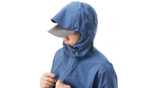 ワークマンのレインコートを着て釣りを楽しみたい 雨天の釣りウエア特集