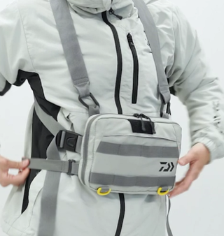 チェストバッグ A は2021年新発売の胸の前で収納可能なタックルバッグ