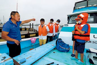 船長と釣り客の写真