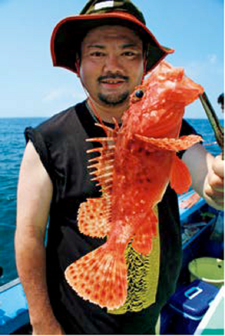 オニカサゴと男性