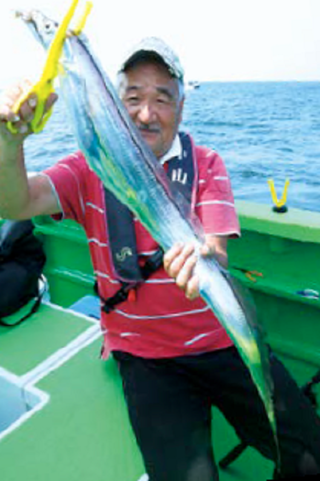 タチウオをつかむ男性