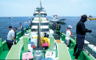 船から竿を下ろす人々