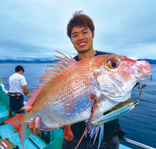 串崎智直さんと2kg弱のマダイ