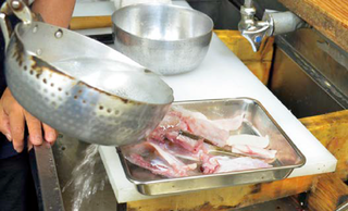 マゴチに熱湯を掛けている様子