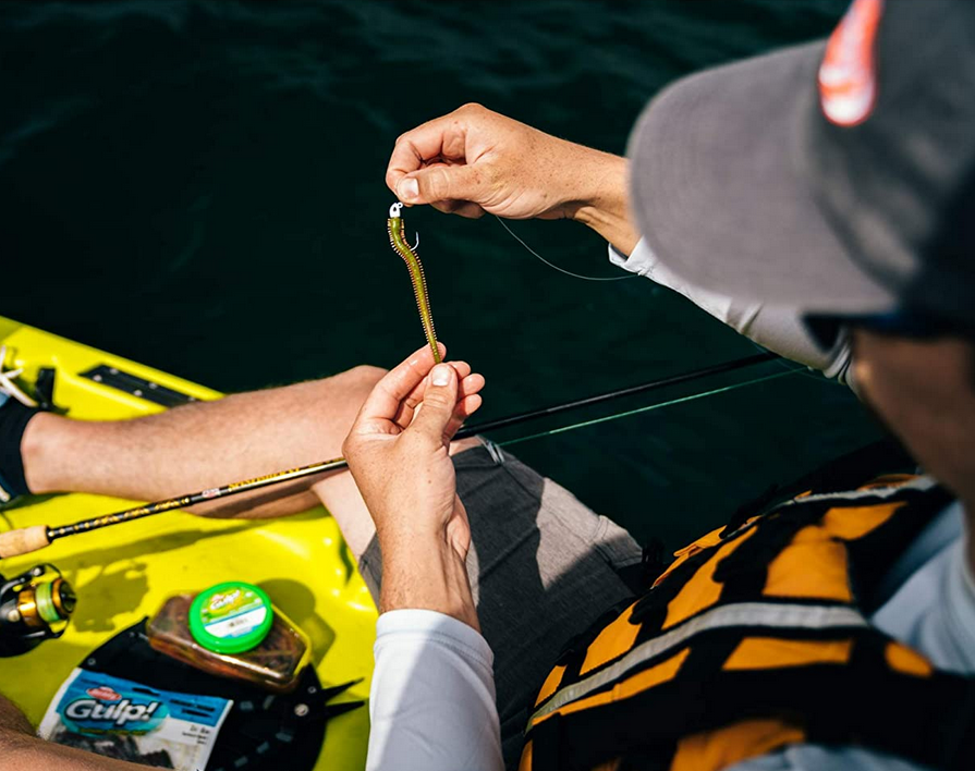 ワームと釣り人のアップ写真