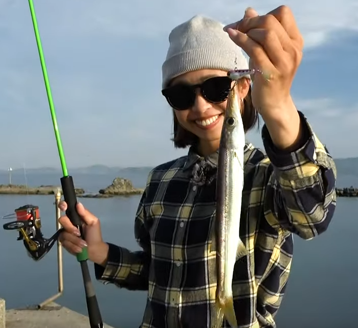 魚と釣り人のアップ写真