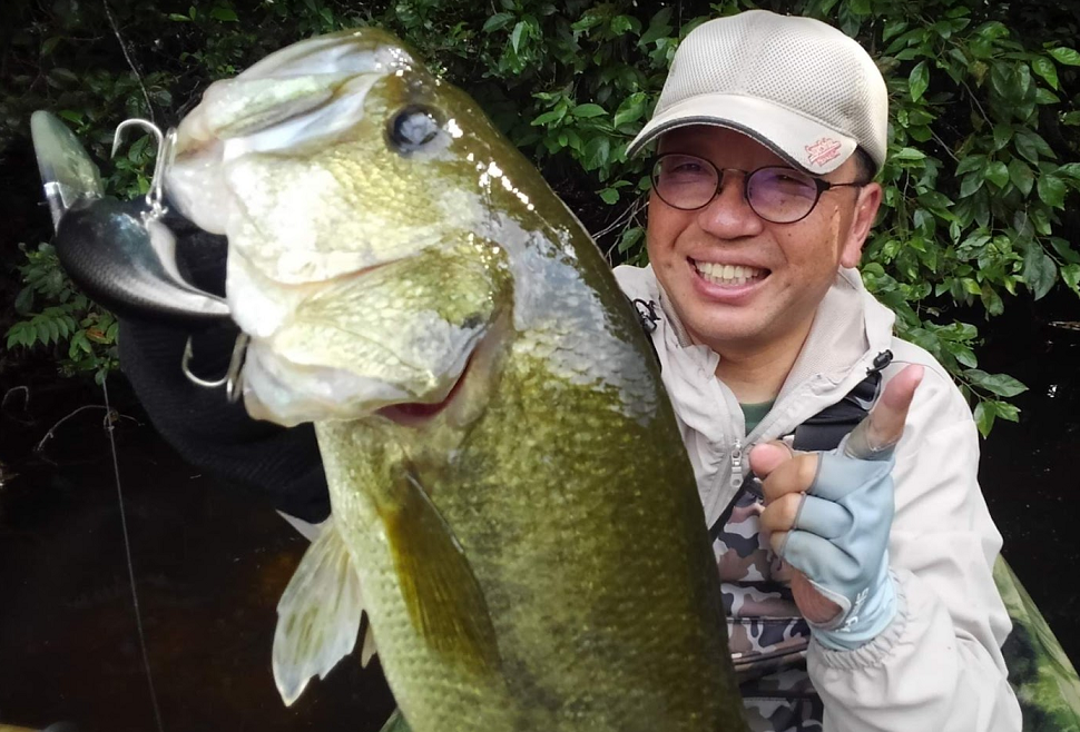 魚とルアーのアップ写真