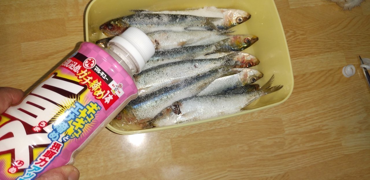 塩とアミノ酸、グルタミン酸を豊富に使用してあるエサの水抜き剤。