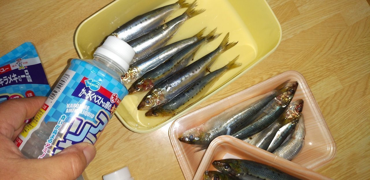 釣り開始前の30分～1時間前にエサに漬け込み、エサがボロボロになるのを防ぎます。