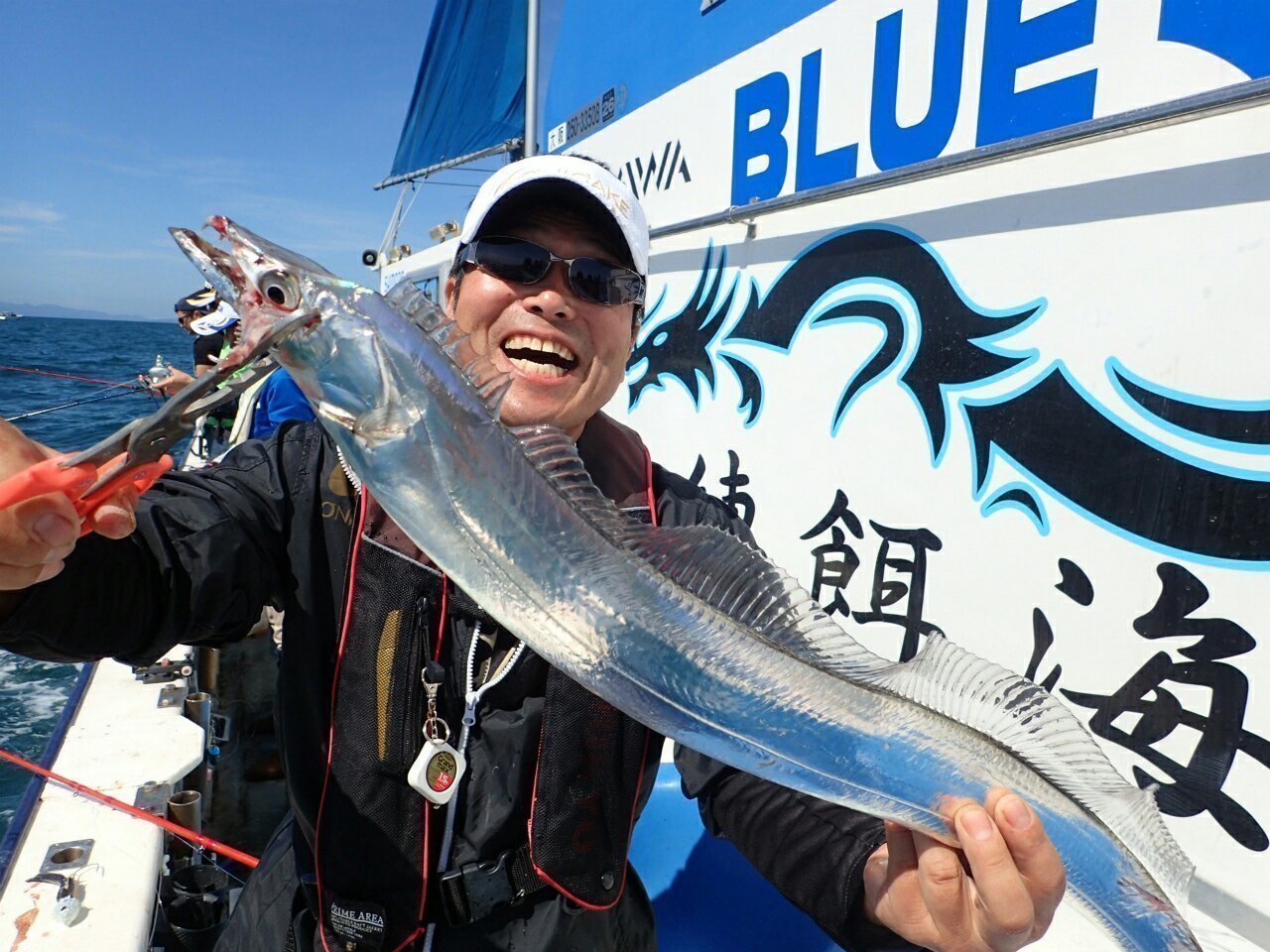 太刀魚狙いは大阪湾の風物詩となっている、型の良い太刀魚が数釣れ、釣り人を虜にする。
