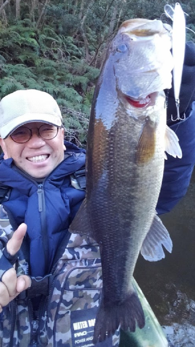 魚と釣り人のアップ写真