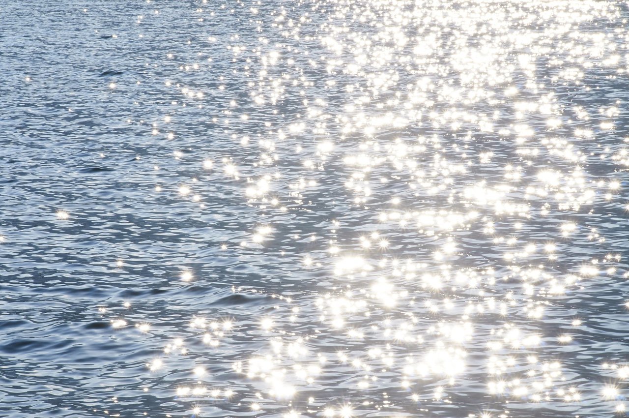 乱反射する水面の写真