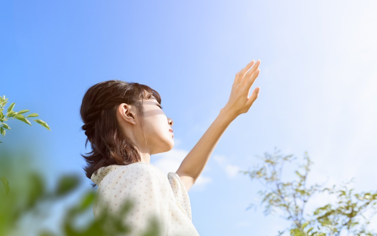 紫外線を浴びる人の写真
