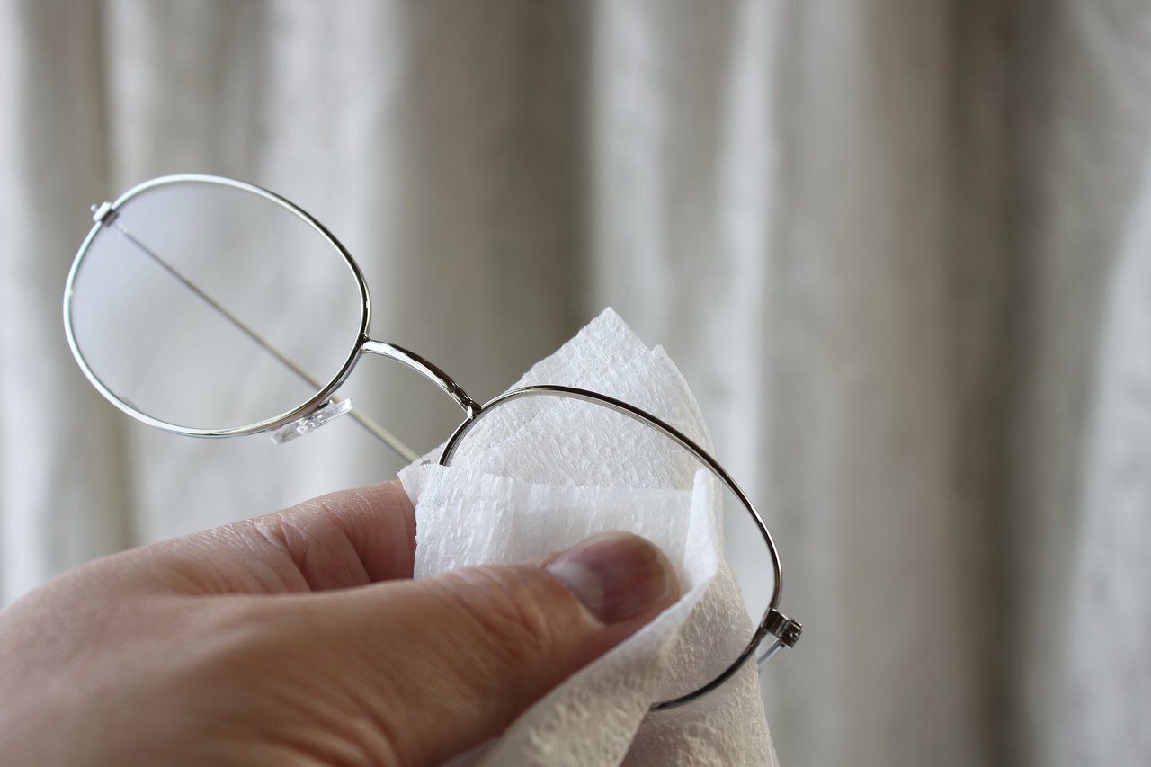 レンズを拭く写真